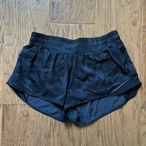 Lululemon Hotty Hot Short II 2.5” - Size 6